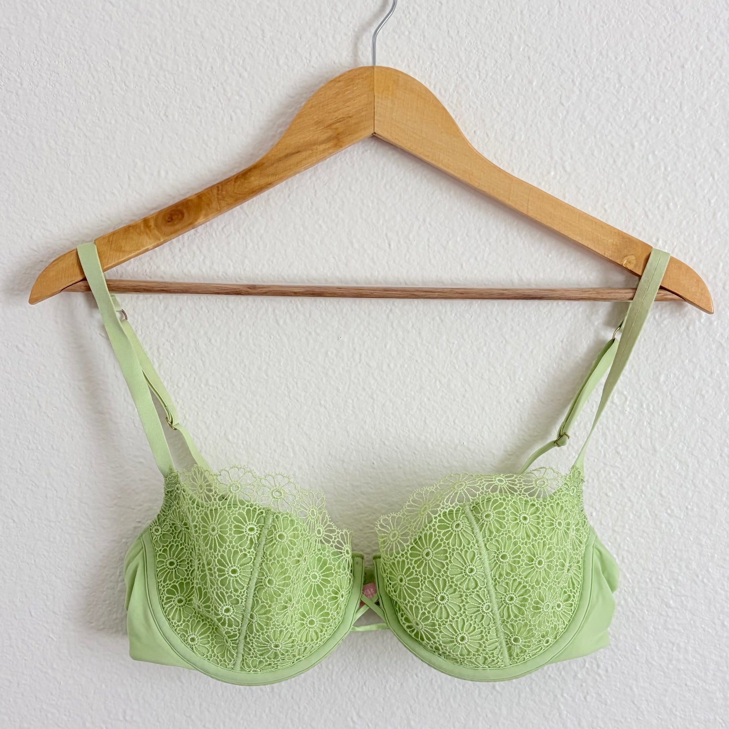 Early 2000s Victorias Secret lime pastel lace bra